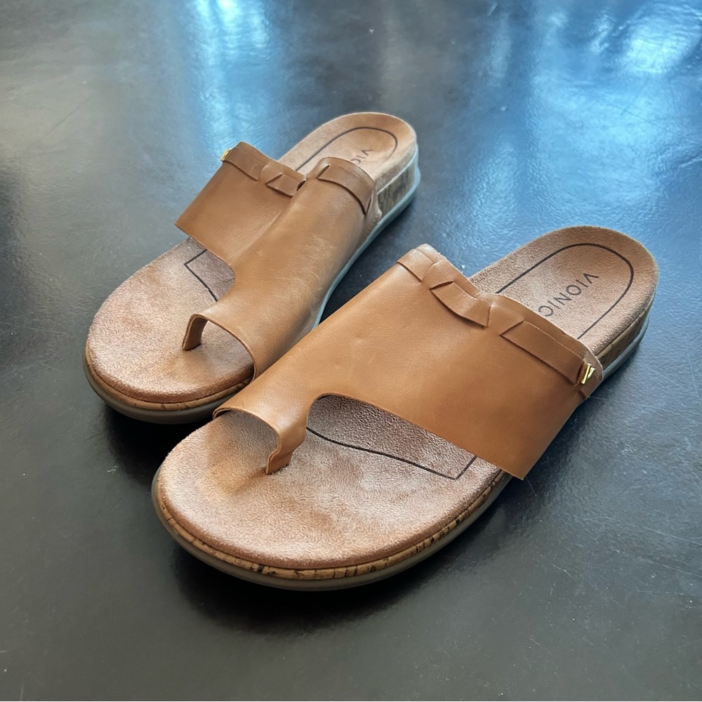 Vionic Tan leather size 11 orthopedic sandals